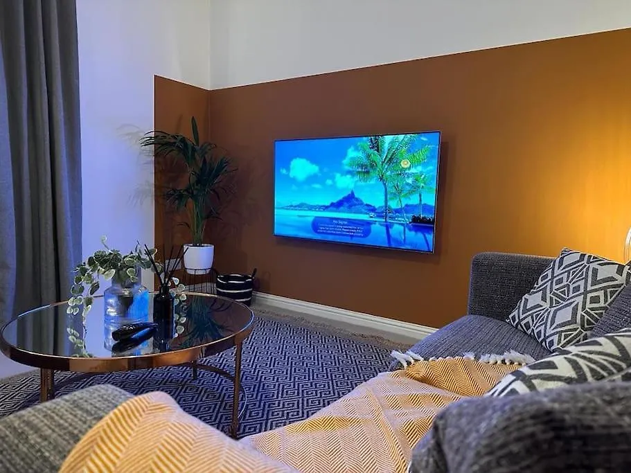 Sleek Urban Living With Bicocca Stays Aberdeen Appartement