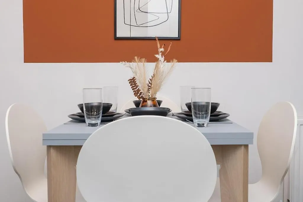 Sleek Urban Living With Bicocca Stays Aberdeen 0*,